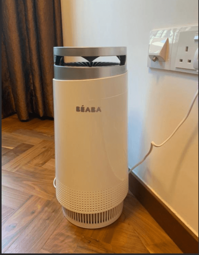 Der Bèaba Luftreiniger steht auf dem Boden